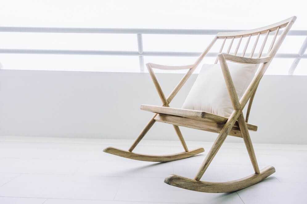 Coastal-Inspired Outdoor Lounge Chair